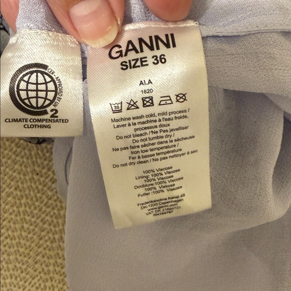 GANNI Blue Floral Georgette
Smocked Pull on Lined Mini Skirt
Size 36 - Picture 10 of 11